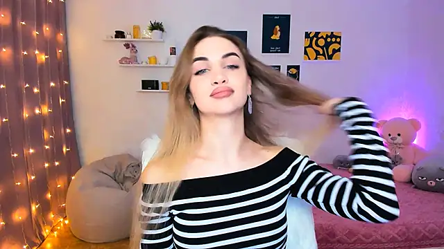 aPieceOfJoy online show from December 16, 2024, 9:20 pm