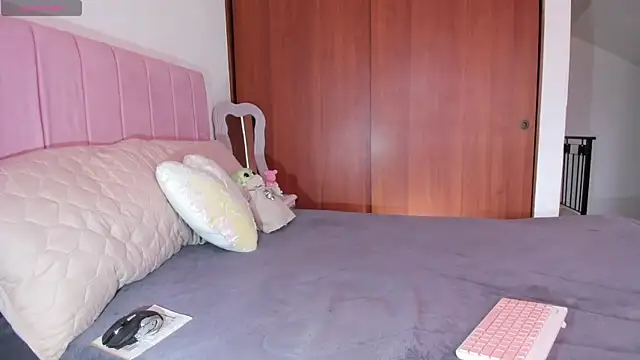 whitneyhot online show from November 10, 2025, 11:42 am