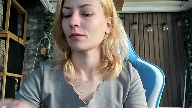 karo123421 online show from September 30, 2025, 10:53 am