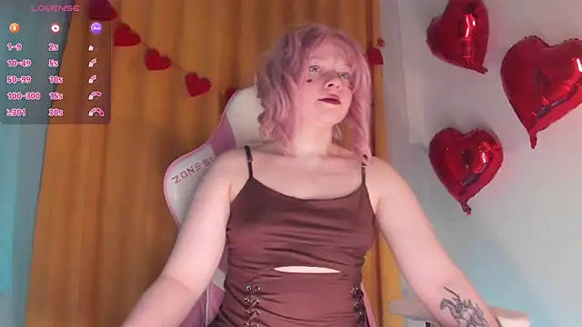 Snapshot of SueNiceeeee chatting on February 16, 2026, 1:35 am SueNiceeeee online show from February 16, 2026, 1:35 am