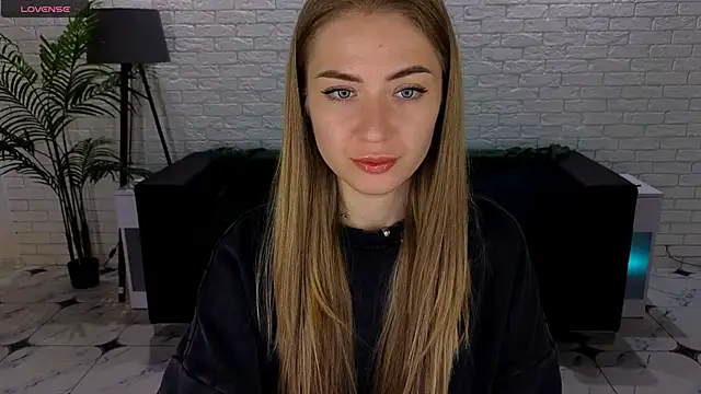 Snapshot of Adelyna_Bird chatting on September 21, 2025, 6:37 am Adelyna Bird online show from September 21, 2025, 6:37 am