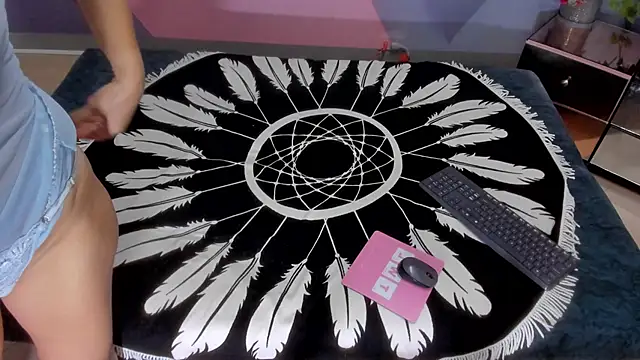 cintiagreyx online show from February 11, 2025, 11:43 am