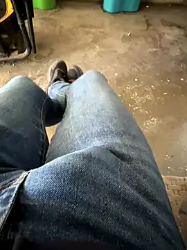 Snapshot of MAHKE12 chatting on October 13, 2025, 8:36 am MAHKE12 online show from October 13, 2025, 8:36 am