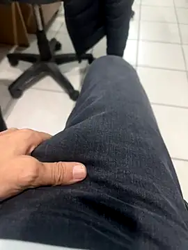 Snapshot of MAHKE12 chatting on November 24, 2025, 2:39 pm MAHKE12 online show from November 24, 2025, 2:39 pm