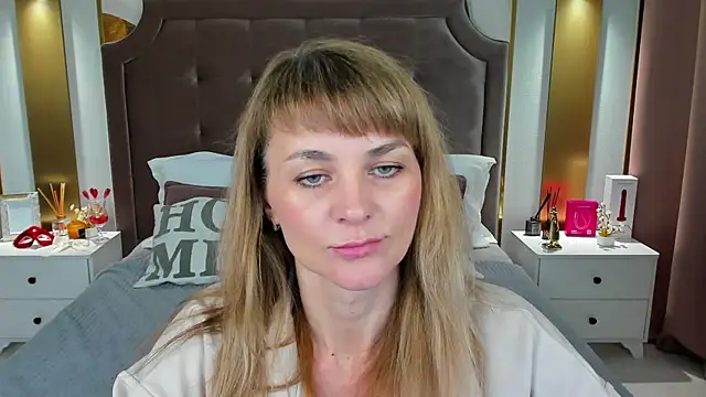 annasimonsj online show from April 13, 2026, 1:11 am