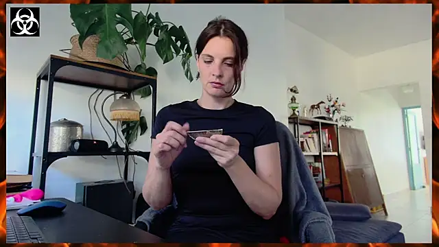 LanaCorona online show from September 18, 2025, 1:57 pm