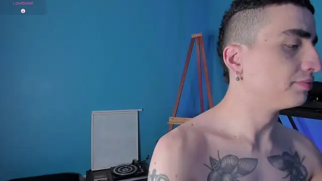 Snapshot of syd_onfire chatting on November 21, 2025, 7:01 pm syd onfire online show from November 21, 2025, 7:01 pm