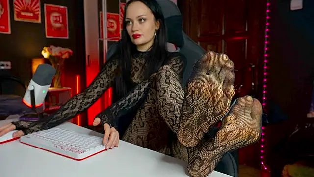 QueenAliss online show from February 15, 2026, 7:51 am