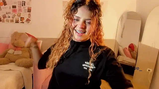 Snapshot of ValienteGirl_ chatting on October 5, 2025, 7:34 pm ValienteGirl online show from October 5, 2025, 7:34 pm