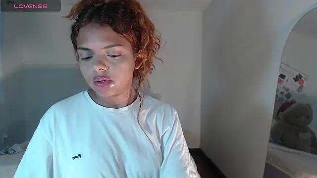 Snapshot of ValienteGirl_ chatting on December 1, 2025, 12:15 am ValienteGirl online show from December 1, 2025, 12:15 am