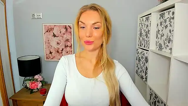 Snapshot of AulloraHoney chatting on December 3, 2024, 9:22 am AulloraHoney online show from December 3, 2024, 9:22 am