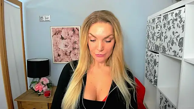 Snapshot of AulloraHoney chatting on December 15, 2024, 7:10 pm AulloraHoney online show from December 15, 2024, 7:10 pm