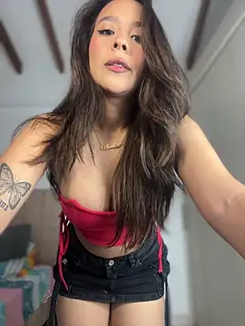 Snapshot of Little_Amber6 chatting on October 18, 2025, 1:08 am Little Amber6 online show from October 18, 2025, 1:08 am