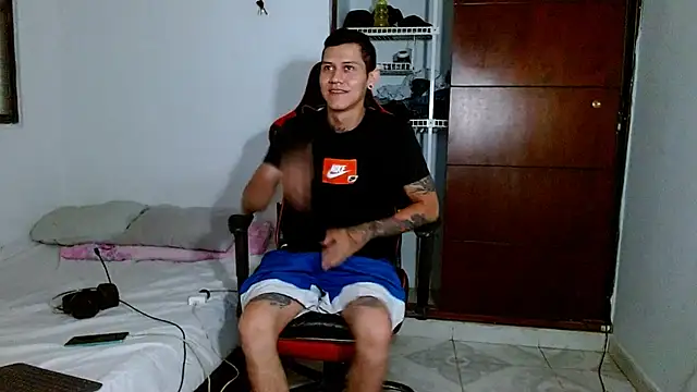 Snapshot of dickmaximum chatting on February 10, 2026, 4:33 pm dickmaximum online show from February 10, 2026, 4:33 pm