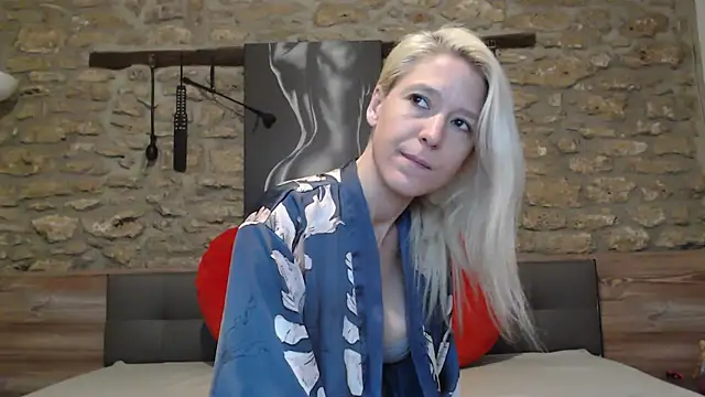 Snapshot of Naschkatze01 chatting on February 18, 2026, 7:15 am Naschkatze01 online show from February 18, 2026, 7:15 am