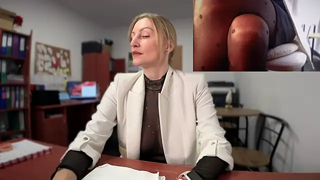 legsLONG online show from December 17, 2024, 8:01 am