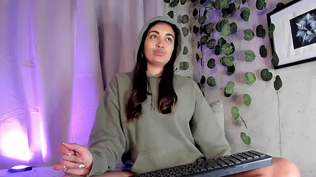 Snapshot of aisha_es chatting on March 18, 2025, 9:10 pm aisha es online show from March 18, 2025, 9:10 pm