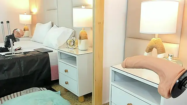 Snapshot of AntoniaRoss_ chatting on March 4, 2025, 8:05 pm AntoniaRoss online show from March 4, 2025, 8:05 pm