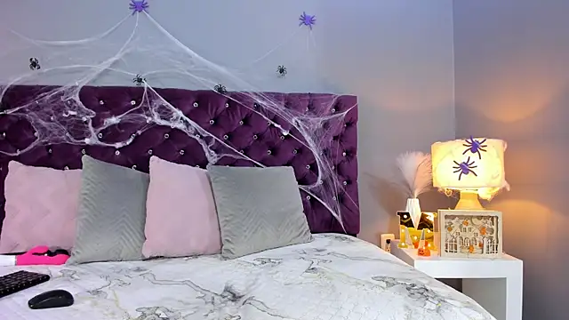 Snapshot of MauraGray chatting on October 29, 2025, 8:43 pm MauraGray online show from October 29, 2025, 8:43 pm