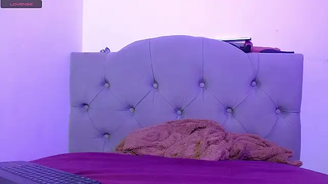 Red-moon1 online show from January 4, 2025, 1:53 pm