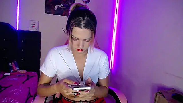 yuliana 19 online show from October 18, 2025, 2:40 pm