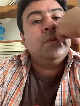 EmilianoGt online show from October 7, 2025, 9:12 pm