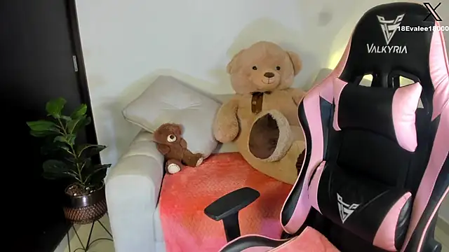 eval lee18 online show from February 13, 2025, 8:45 pm