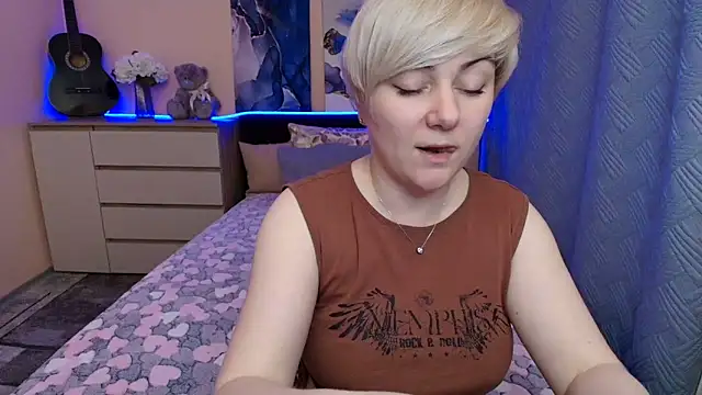 Snapshot of BlondPearl chatting on May 25, 2026, 7:53 pm BlondPearl online show from May 25, 2026, 7:53 pm