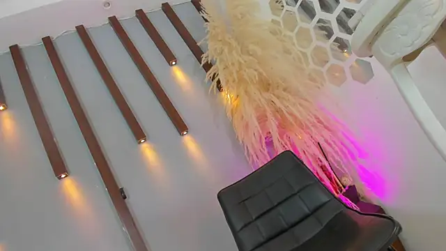 Snapshot of Sophia_Cameron chatting on October 4, 2025, 9:35 pm Sophia Cameron online show from October 4, 2025, 9:35 pm