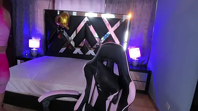 Linda4Petite online show from July 13, 2026, 6:44 pm