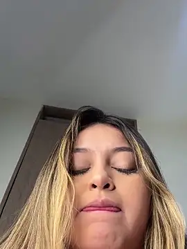 lunablossom  online show from January 22, 2025, 5:16 am