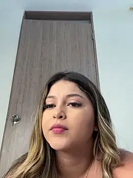 lunablossom  online show from February 1, 2025, 6:40 pm