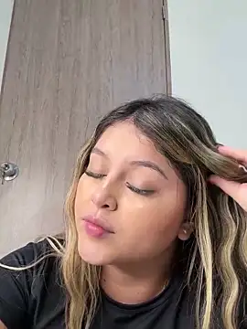 lunablossom  online show from February 16, 2025, 8:33 pm