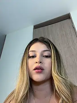 lunablossom  online show from February 18, 2025, 10:14 pm