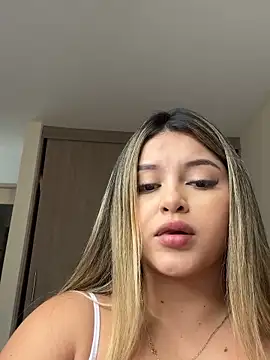 lunablossom  online show from September 17, 2025, 8:10 pm