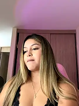 lunablossom  online show from October 23, 2025, 6:50 pm