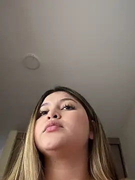 lunablossom  online show from November 17, 2025, 9:53 pm