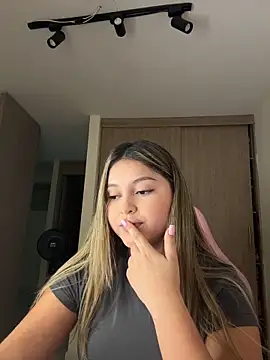 lunablossom  online show from March 17, 2026, 12:26 am