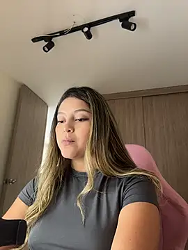 Snapshot of lunablossom_ chatting on April 20, 2026, 7:04 pm lunablossom online show from April 20, 2026, 7:04 pm