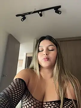 Snapshot of lunablossom_ chatting on May 8, 2026, 9:42 pm lunablossom online show from May 8, 2026, 9:42 pm
