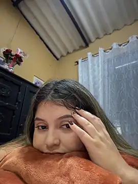 Snapshot of lunablossom_ chatting on May 19, 2026, 1:56 am lunablossom online show from May 19, 2026, 1:56 am