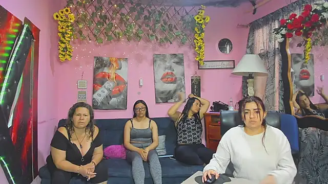 lesbiancuple online show from April 13, 2026, 11:59 am