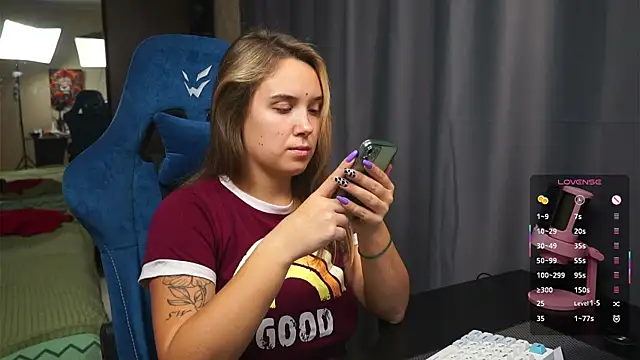 Sandra SW  online show from November 12, 2025, 7:03 pm