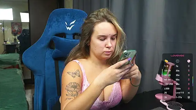 Sandra SW  online show from November 27, 2025, 3:58 pm