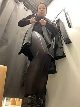 Snapshot of CrazzyChicks chatting on December 9, 2024, 8:33 am CrazzyChicks online show from December 9, 2024, 8:33 am