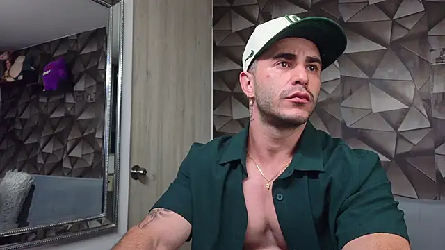 Latino stud4u online show from April 17, 2026, 2:03 am