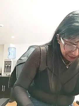 aisha latina online show from October 21, 2025, 3:13 pm