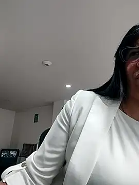 aisha latina online show from April 13, 2026, 3:17 pm