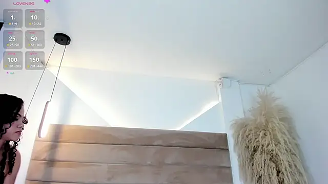 ValerieDiaz  online show from December 13, 2024, 12:06 pm