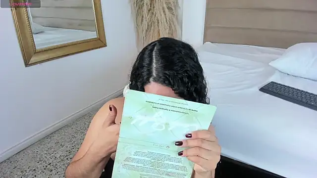 ValerieDiaz  online show from January 7, 2025, 11:58 am